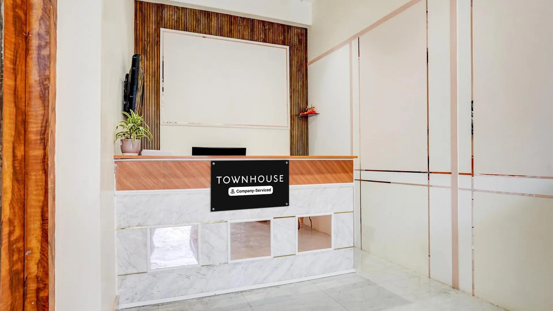 Super Townhouse Lahartara Railway Bridge Near Bus Stop فاراناسي الهند