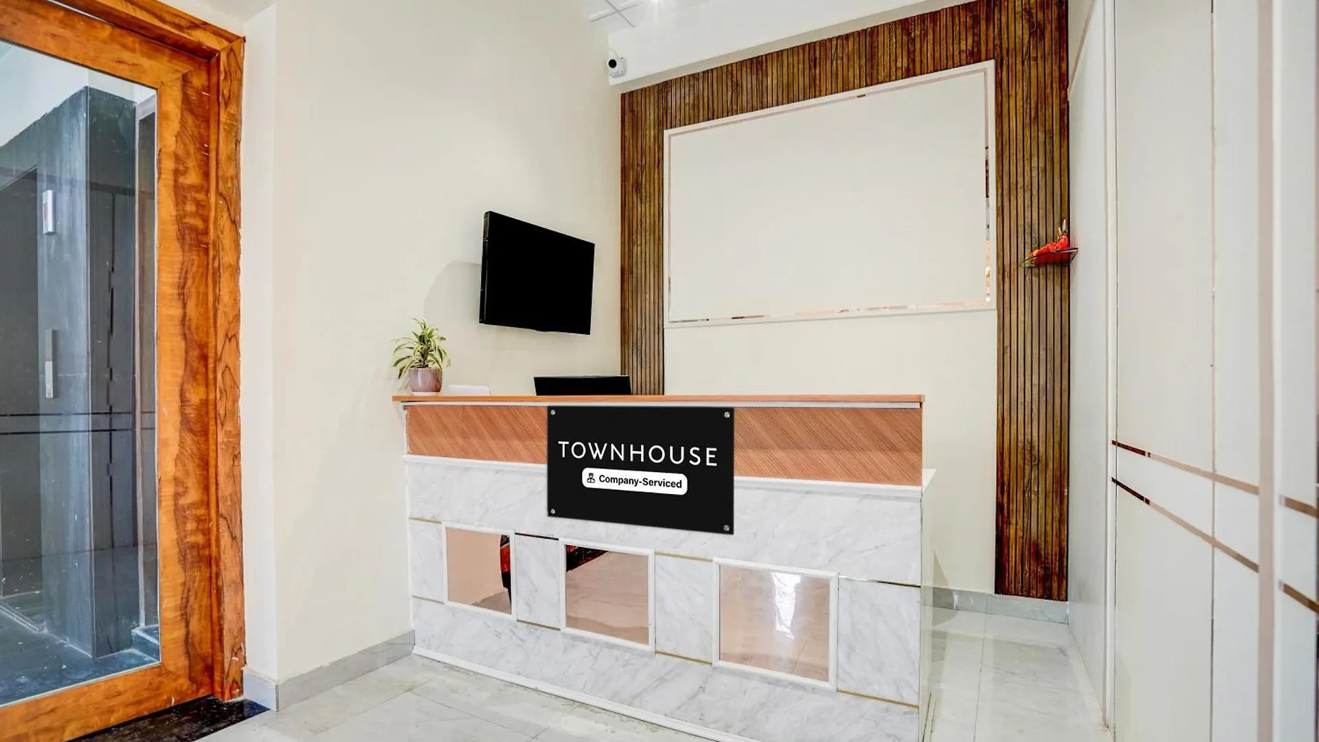 Super Townhouse Lahartara Railway Bridge Near Bus Stop فاراناسي فندق